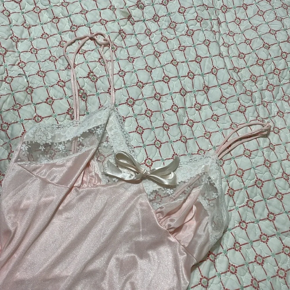 Vintage nylon slip dress with lace trim bodice and bow - Picture 6 of 7